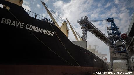 Ein Getreideschiff wird beladen, auf dem Bug steht Brave Commander (Quelle: OLEKSANDR GIMANOV/AFP)