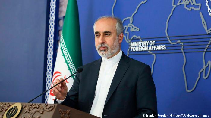 Nasser Kanaan, Sprecher des iranischen Außenministeriums vor einem Mikrofon