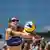 Kira Walkenhorst "baggert" einen Beachvolleyball