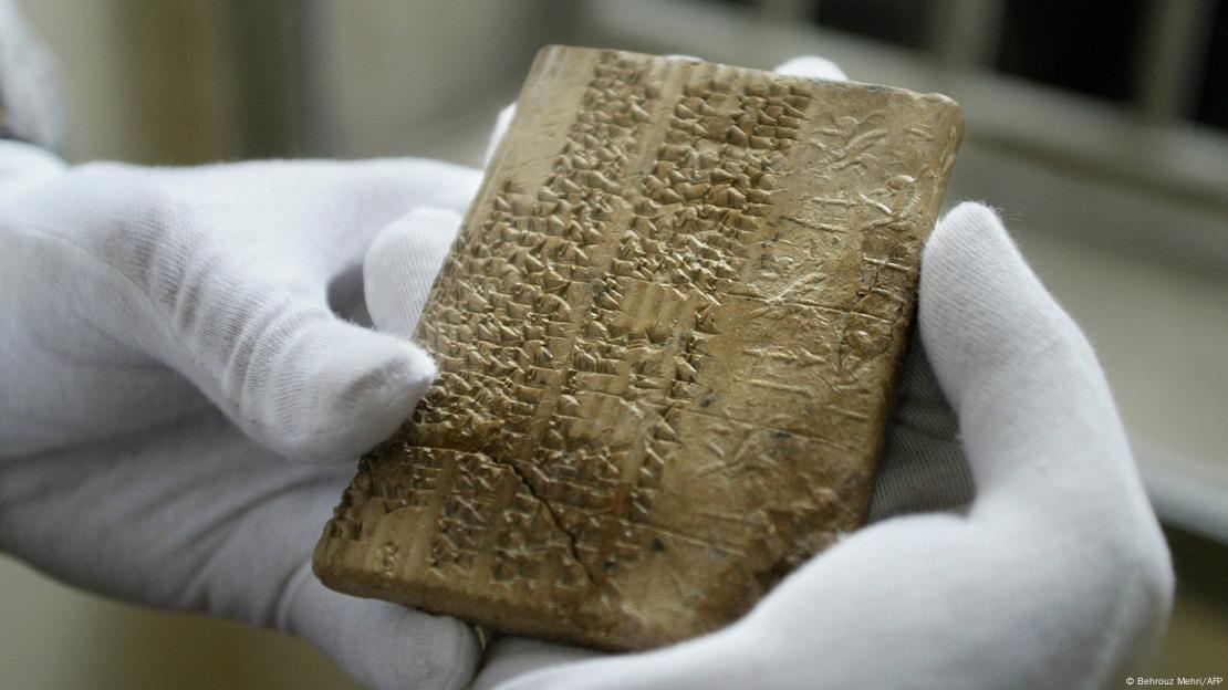 Εδικός κρατάει στα χέρια του ένα αρχαιολογικό εύρημα και συγκεκριμένα μια πήλινη «ταμπλέτα» Εδικός κρατάει στα χέρια του ένα αρχαιολογικό εύρημα και συγκεκριμένα μια πήλινη «ταμπλέτα»