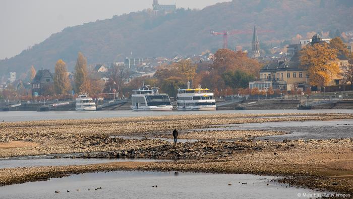 Drei Flusskreuzfahrtschiffe liegen in Bingen am Rhein vor Anker Drei Flusskreuzfahrtschiffe liegen in Bingen am Rhein vor Anker