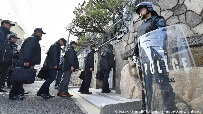 日本警察資料畫面，2018年2月26日在兵庫縣神戶市查察日本最大的黑社會組織山口組總部。