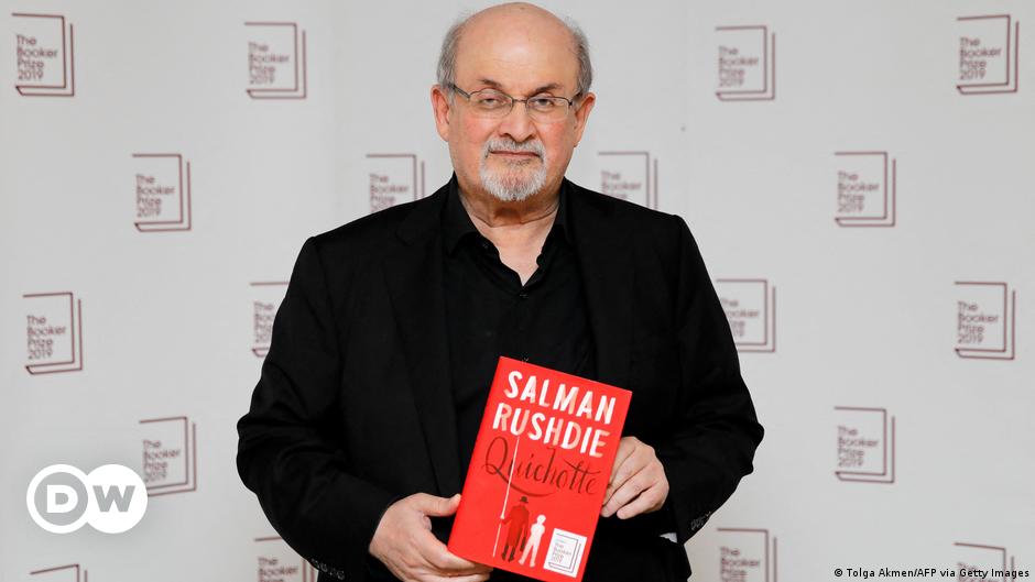 fuerte patrocinador estoy sediento El ataque a Salman Rushdie convoca al espíritu del ayatolá Jomeini | El  Mundo | DW | 22.08.2022