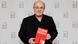 Salman Rushdie posa con su libro "Quichotte". Salman Rushdie posa con su libro "Quichotte".