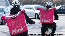 Zwei Fahrradkuriere tragen Rucksäcke mit dem Logo des Lebensmittel Lieferdienstes Flink. (zu dpa-Korr «Yoghurt in Minuten? Lebensmittel-Lieferdienste mit Problemen») +++ dpa-Bildfunk +++