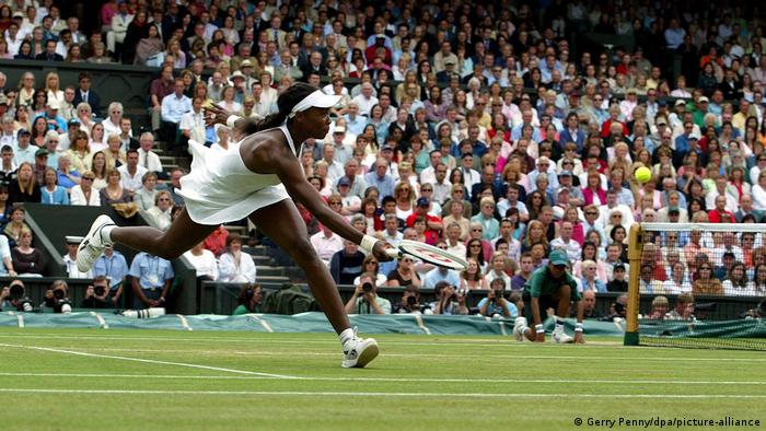 Venus Williams retourniert den Ball im Wimbledonfinale 2005 gegen Lindsay Davenport.