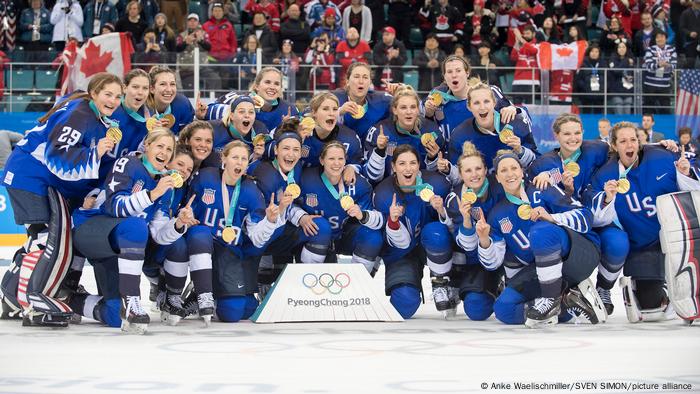 Teamfoto der US-Olympiasiegerinnen im Eishockey von Pyeongchang, die Spielerinnen zeigen ihre Gold-Medaillen