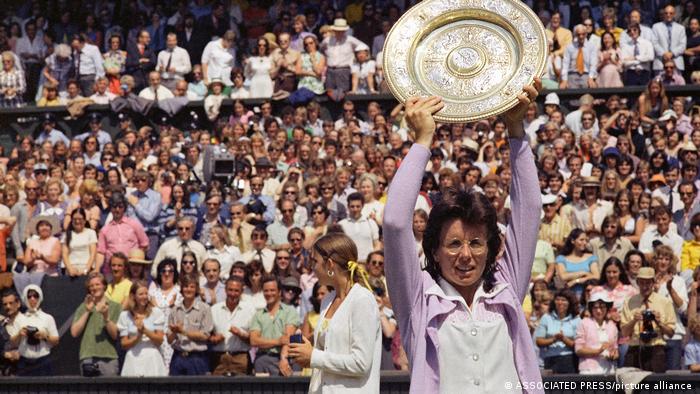 Billie Jean King hält 1973 die Siegerinnenschale von Wimbledon hoch. 