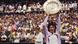 Billie Jean King sostiene el trofeo femenino de Wimbledon en 1973. Billie Jean King sostiene el trofeo femenino de Wimbledon en 1973.