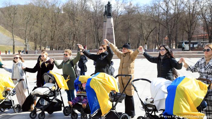 Litvanke sa svojom decom demonstriraju u Vilnjusu protiv ruskog rata u Ukrajini