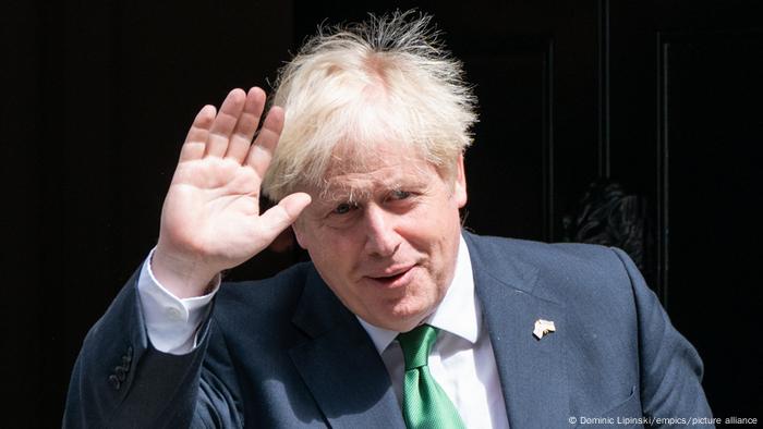 Mirupafshim... dhe përshëndetje? Boris Johnson, duke u larguar nga Downing Street 10 më 13 korrik.