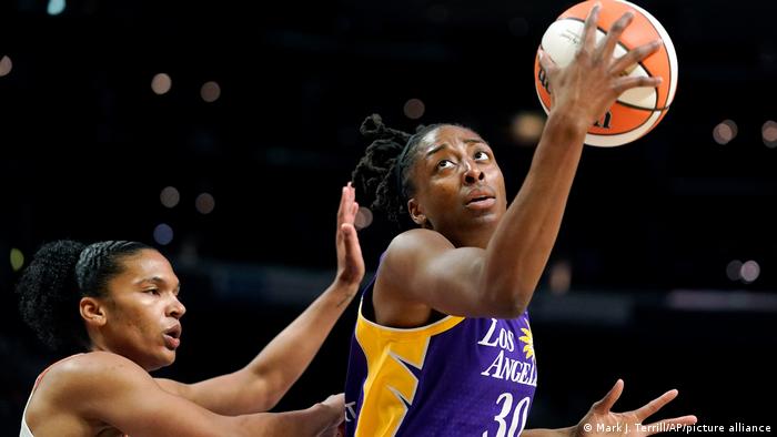 Nneka Ogwumike versucht bei einem WNBA-Spiel, den Basketball Richtung Korb zu werfen.