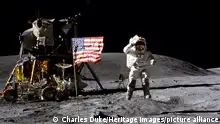 John Young on the lunar surface, 1972. Astronaut John W. Young, commander of the Apollo 16 lunar landing mission, jumps up from the lunar surface as he salutes the U.S. Flag at the Descartes landing site during the first Apollo 16 extravehicular activity (EVA-1). Astronaut Charles M. Duke Jr., lunar module pilot, took this picture. The Lunar Module (LM) Orion is on the left. The Lunar Roving Vehicle is parked beside the LM. The object behind Young in the shade of the LM is the Far Ultraviolet Camera/Spectrograph. Stone Mountain dominates the background in this lunar scene. HINWEIS: Das Aufnahmedatum ist nicht immer bekannt. (Heritage Space/Heritage Images)