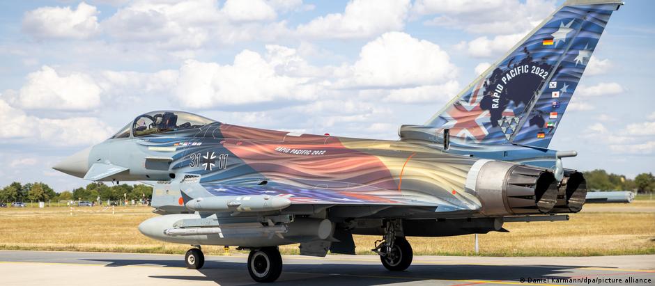 其中一架“台风”战机专门为此次联合军演更换了涂装 