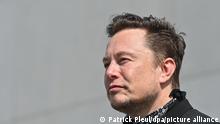 Elon Musk, Tesla-Chef, steht bei einem Pressetermin auf dem Gelände der Tesla Gigafactory. Tesla- und SpaceX-Chef Elon Musk ist nach eigenen Angaben von Papst Franziskus empfangen worden. Italienischen Medien zufolge unterhielten sich die beiden Männer im Gästehaus Santa Marta, in dem Franziskus auch wohnt, unter anderem über Technik und wie diese den Menschen künftig helfen könne.(zu dpa Tech-Milliardär Elon Musk postet Foto mit Papst Franziskus») +++ dpa-Bildfunk +++