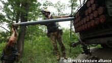 12.08.2022, Ukraine, ---: Soldaten der ukrainischen Streitkräfte laden Raketen in einen BM-21 Grad-Mehrfachraketenwerfer, um sich auf Präzisionsangriffe auf russische Ziele vorzubereiten. Foto: -/Ukrinform/dpa +++ dpa-Bildfunk +++