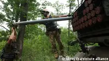Украински војници полнат ракетен фрлач, 12.08.2022