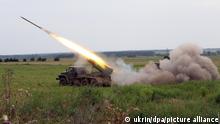 12.08.2022, Ukraine, ---: Ein Mehrfachraketenwerfer BM-21 Grad wird abgefeuert während Soldaten der ukrainischen Streitkräfte Präzisionsangriffe auf russische Ziele durchführen. Foto: -/ukrin/dpa +++ dpa-Bildfunk +++