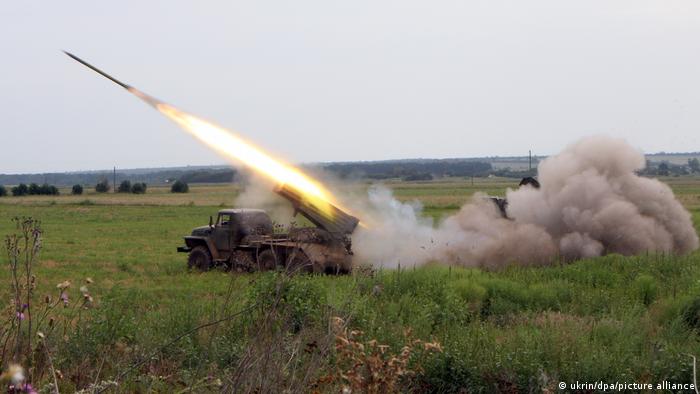 Un lanzacohetes BM-21 dispara contra posiciones rusas.