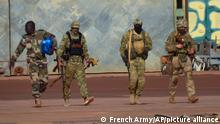 Three Russian mercenaries (right) in northern Mali.