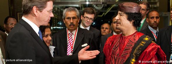 Westerwelle und Gastgeber Gaddafi (Foto: dpa)