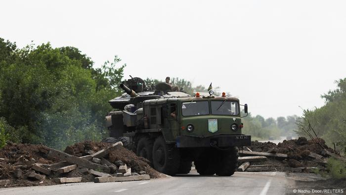 Un camión militar ucraniano avanza por las cercanías de Bajmut.