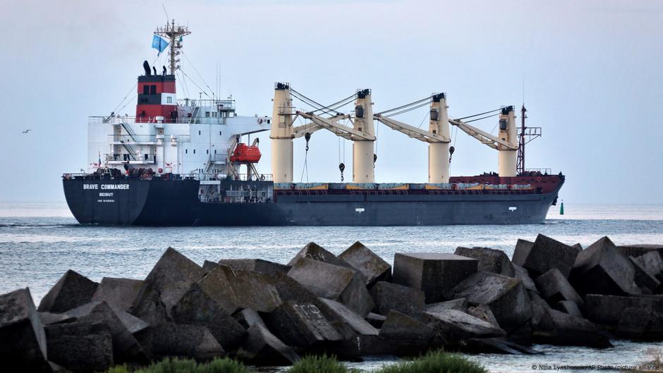 Ukraine: first humanitarian grain ship leaves port