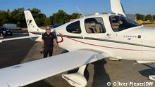 16/08/2022 Initiative Ukraine Air Rescue
John Bone, US-amerikanischer Pilot, der mit seinem Leichtflugzeug Hilfsgüter und Medikamente in die Ukraine fliegt (am Heck, alle Länder, die er schon besucht hat)