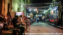 13.6.2016, Kairo, Ägypten, epa05362343 A picture made available on 13 June 2016 showing Ramadan decoration at al-Darb al-Asfer (The yellow alley) in al-Hussein area, Cairo, Egypt, 09 June 2016. Egypt is famous for its colorful decorations during the holy month of Ramadan. Muslims around the world celebrate the holy month of Ramadan by praying during the night time and abstaining from eating and drinking during the period between sunrise and sunset. Ramadan is the ninth month in the Islamic calendar and it is believed that the Koran's first verse was revealed during its last 10 nights. EPA/MOHAMED HOSSAM ++ +++ dpa-Bildfunk +++