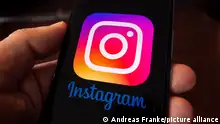 DEU/Deutschland/Illustration, 24.03.2021, Symbolfoto Instagram, das Icon des online-Netzwerkes Instagram ist auf dem Bildschirm eines Smartphones zu sehen.