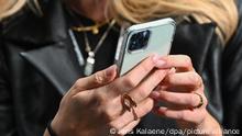 Influencerin Swantje Paulina hält bei der Verleihung der About You-Awards in Berlin ein Smartphone in den Händen. In den Kategorien Style, Sports, Business, Empowerment und Digital Art wurden die Social-Media-Persönlichkeiten des Jahres geehrt.