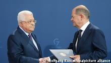Bundeskanzler Olaf Scholz (SPD) und Mahmoud Abbas (l), Präsident der Palästinensischen Autonomiebehörde, verabschieden sich nach ihrem Gespräch, nachdem sie auf einer Pressekonferenz Fragen von Journalisten beantwortet haben. +++ dpa-Bildfunk +++