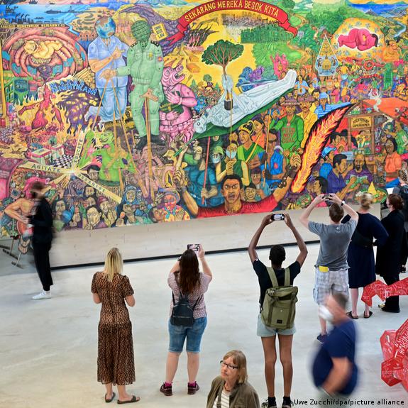 As documenta 15 closes, antisemitic taint lingers – DW – 09/23/2022