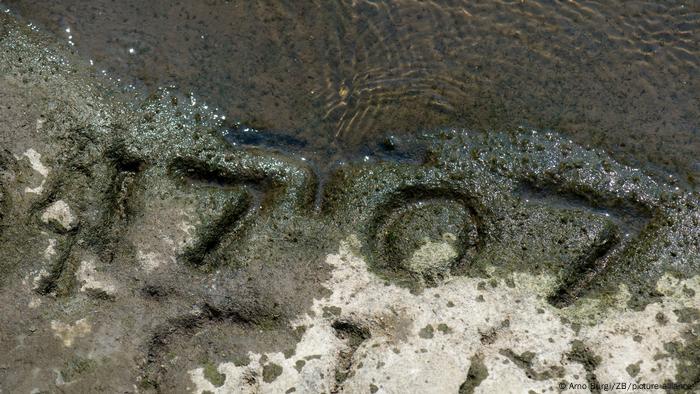 Hungerstein con la fecha de 1707 es claramente visible en el Elba cerca de Pirna-Oberposta (Sajonia).