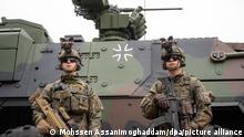 Bewaffneten Grenadiere im Ausrüstungszustand stehen auf dem Bundeswehrgelände in Munster vor einem GTK Boxer.