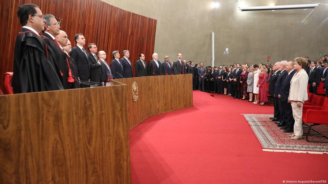 Foto mostra Tribuna, onde estão Moraes e Bolsonaro, e ex-presidentes em pé de frente para ela - entre eles Lula. 
