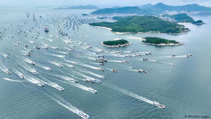 El primer día de pesca en la ciudad portuaria de Yangjiang se convierte en un verdadero evento cada año, con la participación de miles de embarcaciones que retoman la faena pesquera después de la suspensión de verano, que se extiende cada temporada por tres meses y medio. El evento también contempla una gran celebración previo a que los barcos salgan al mar.