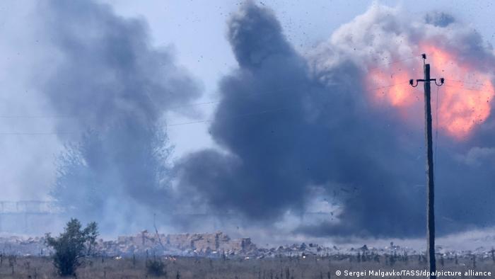 El humo se eleva desde un incendio tras una explosión en un almacén de municiones de una unidad militar rusa cerca de Mayskoye, distrito de Dzhankoi, en Crimea. (Foto: 16.08.2022)