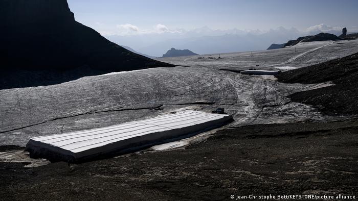 or primera vez en 2000 años, el Col de Zanfleuron, que forma parte del área de esquí de Glacier 3000, está casi libre de hielo.