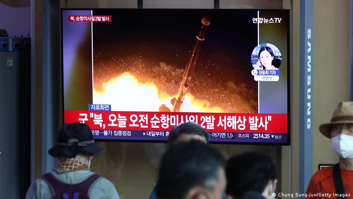 Südkorea | Menschen verfolgen Nachrichten über nordkoreanische Raketentests