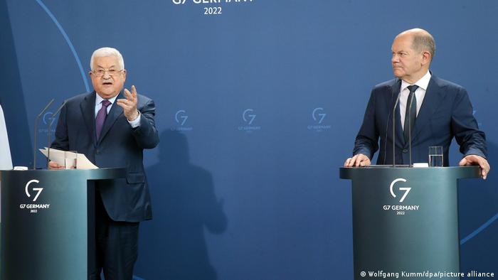 Olaf Scholz und Mahmud Abbas an den Rednerpulten im Pressesaal des Bundeskanzleramtes. Scholz lauscht, während Abbas gestikulierend spricht