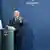 رئيس السلطة الفلسطينية محمود عباس والمستشار شولتس خلال مؤتمر صحفي في برلين (16/8/2022)
