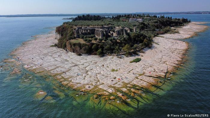 Rocas submarinas emergen del agua del lago de Garda después de que el norte de Italia experimentara la peor sequía en 70 años