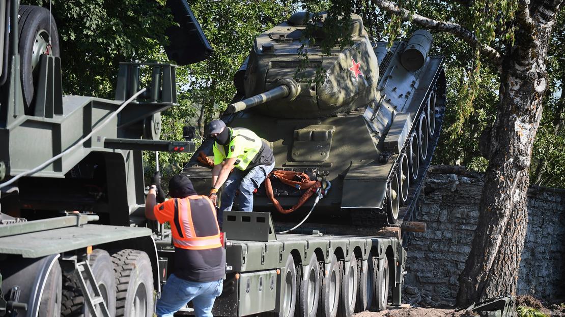 Демонтаж на съветски танк, поставен като паметник в град Нарва, Естония, през август 2022 година.