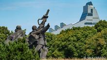 Latvia WWII Soviet Monument Demolition 8248424 04.08.2022 A view shows the monument to the Liberators of of Soviet Latvia and Riga from the German Fascist Invaders at Victory Park, with the national library building seen in the background, in Riga, Latvia. The Soviet World War II monument in the capital of Latvia will be dismantled and its parts recycled, Mayor of Riga Martins Stakis said on August 3. Stringer / Sputnik Riga Latvia PUBLICATIONxINxGERxSUIxAUTxONLY Copyright: xStringerx 