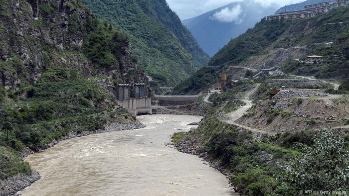 Das Foto zeigt den Fluss Punatsangchu an einem Wasserkraftwerk im südlichen Teil des Himalaya-Gebirges, ungefähr 80 Kilometer östlich von Bhutans Hauptstadt Thimphu gelegen (Archivbild)