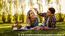 Shot of a happy couple enjoying a day in the park making a picnic || Modellfreigabe vorhanden