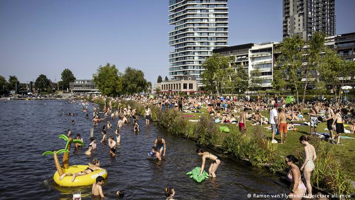 Gente bañándose en el río Amstel, en Países Bajos.