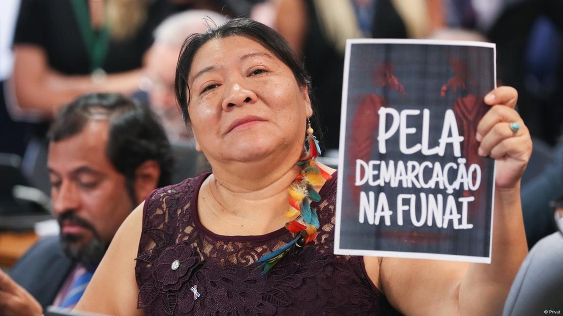 Joênia Wapichana segura cartaz com as palavras