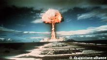 Ein Atompilz steigt nach der Explosion einer Atombombe 1971 über der französischen Pazifikinsel Mururoa in die Höhe. Die mehrmonatige Kernwaffenversuchsreihe im Jahr 1971, die am 5. Juni begann, umfaßte neben der Zündung einer taktischen Atombombe Versuche mit Wasserstoffbomben und Sprengkörpern von geringer Stärke.